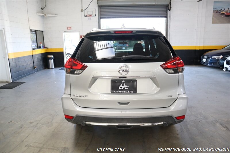 2018 Nissan Rogue SV - Photo 8 - Panorama City, CA 91402