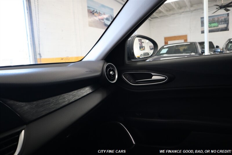2019 Alfa Romeo Giulia - Photo 22 - Panorama City, CA 91402