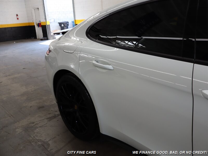 2018 Porsche Panamera 4 photo 9