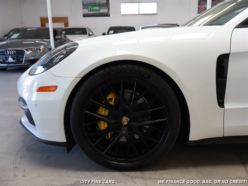 2018 Porsche Panamera 4 photo 3
