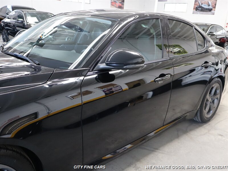 2017 Alfa Romeo Giulia Base photo 4