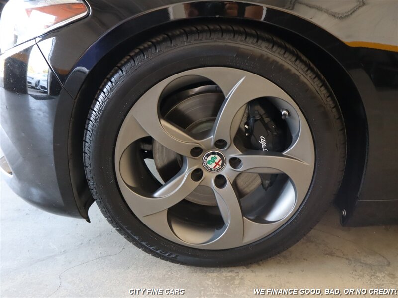 2017 Alfa Romeo Giulia Base photo 3