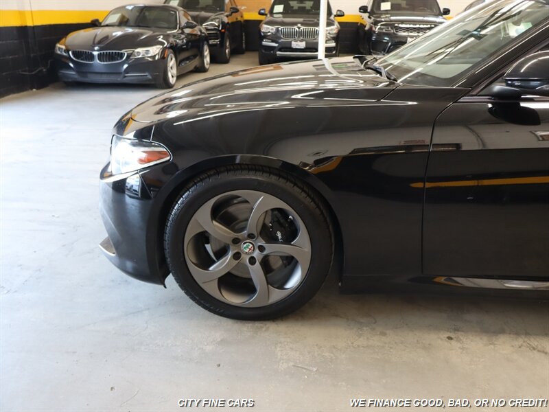 2017 Alfa Romeo Giulia Base photo 2