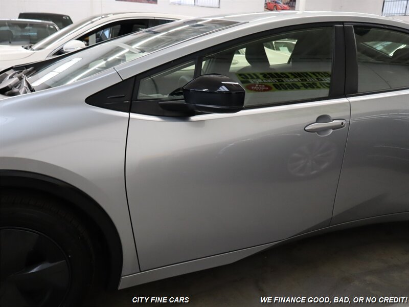 2024 Toyota Prius LE photo 5