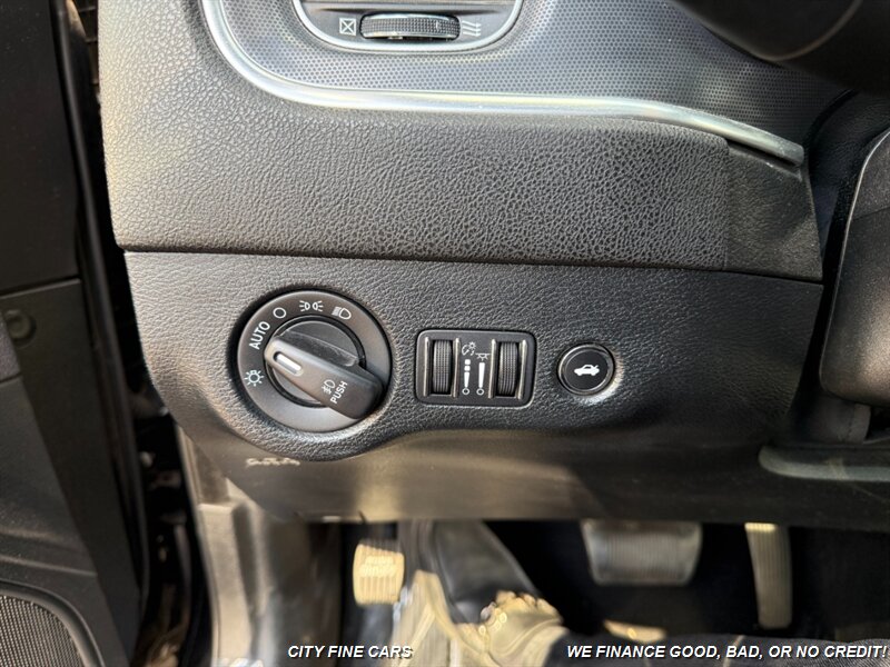 2017 Dodge Charger SXT   - Photo 8 - Panorama City, CA 91402