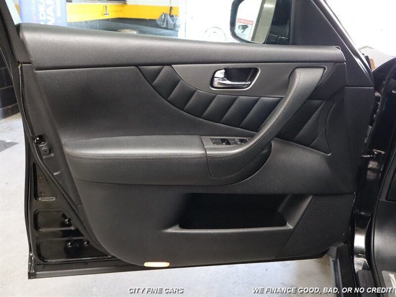 2017 INFINITI QX70   - Photo 14 - Panorama City, CA 91402
