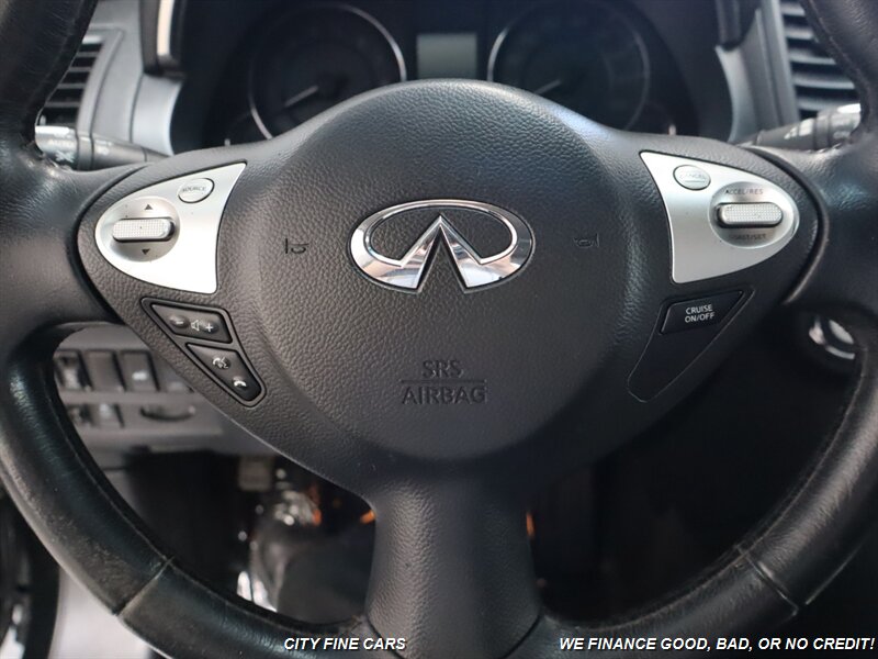 2017 INFINITI QX70   - Photo 17 - Panorama City, CA 91402