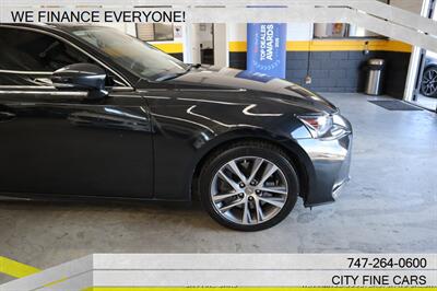 2020 Lexus IS   - Photo 11 - Panorama City, CA 91402