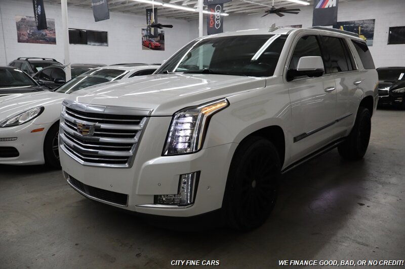 2017 Cadillac Escalade Platinum photo 2