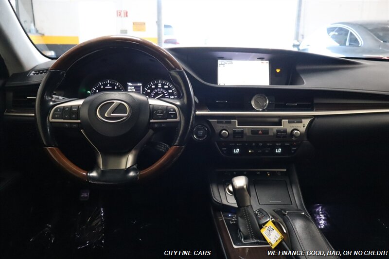 2016 Lexus ES 350 photo 15