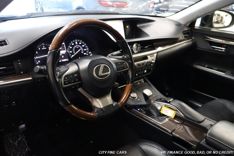 2016 Lexus ES 350 photo 16