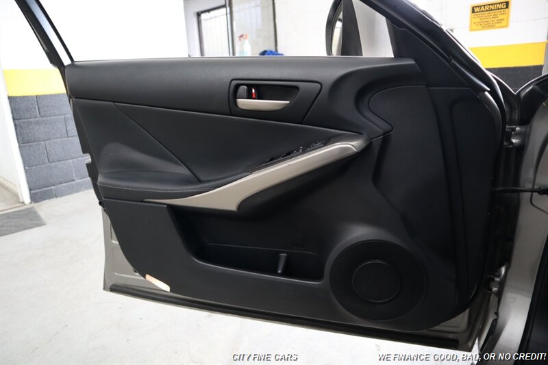 2017 Lexus IS 200t - Photo 27 - Panorama City, CA 91402