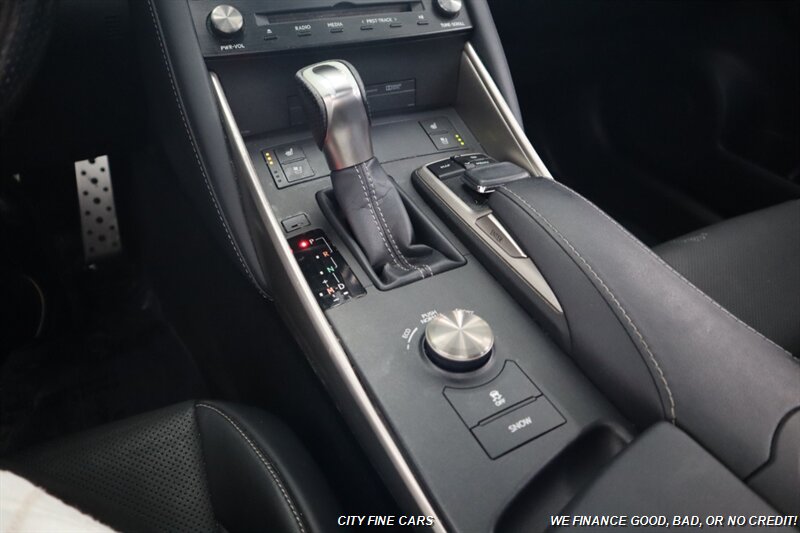 2017 Lexus IS 200t - Photo 25 - Panorama City, CA 91402