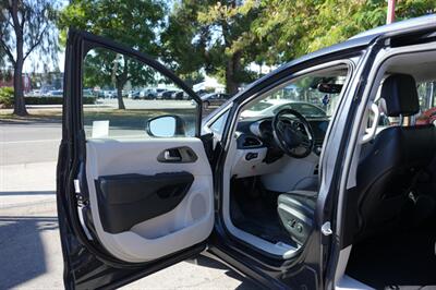 2021 Chrysler Pacifica Touring L   - Photo 16 - Panorama City, CA 91402