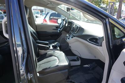 2021 Chrysler Pacifica Touring L   - Photo 13 - Panorama City, CA 91402