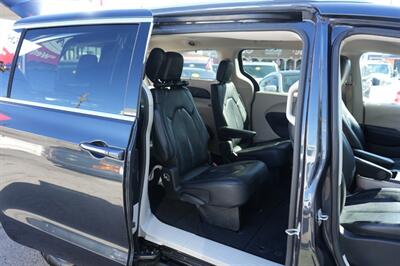 2021 Chrysler Pacifica Touring L   - Photo 14 - Panorama City, CA 91402