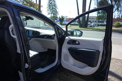 2021 Chrysler Pacifica Touring L   - Photo 11 - Panorama City, CA 91402