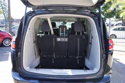 2021 Chrysler Pacifica Touring L   - Photo 10 - Panorama City, CA 91402