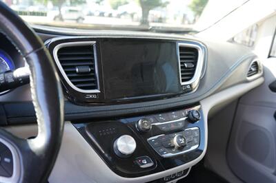 2021 Chrysler Pacifica Touring L   - Photo 25 - Panorama City, CA 91402