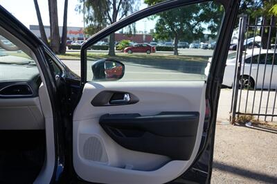2021 Chrysler Pacifica Touring L   - Photo 12 - Panorama City, CA 91402