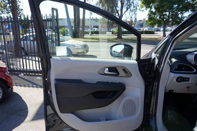 2021 Chrysler Pacifica Touring L   - Photo 17 - Panorama City, CA 91402
