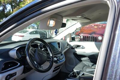 2021 Chrysler Pacifica Touring L   - Photo 18 - Panorama City, CA 91402