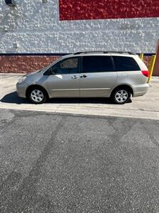 2004 Toyota Sienna LE 8 Passenger - Photo 2 - Panorama City, CA 91402
