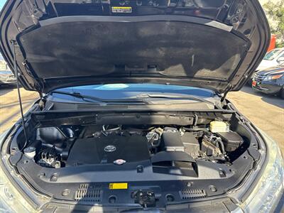 2018 Toyota Highlander XLE   - Photo 11 - North Hills, CA 91343