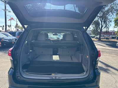 2018 Toyota Highlander XLE   - Photo 13 - North Hills, CA 91343