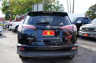 2018 Toyota RAV4 LE   - Photo 4 - Panorama City, CA 91402