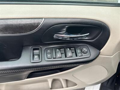2015 Chrysler Town & Country Touring - Photo 19 - North Hills, CA 91343