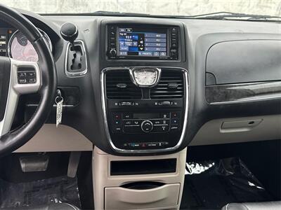 2015 Chrysler Town & Country Touring - Photo 14 - North Hills, CA 91343