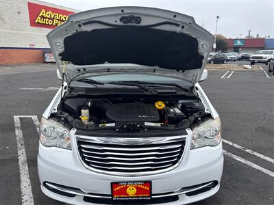 2015 Chrysler Town & Country Touring - Photo 11 - North Hills, CA 91343