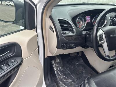 2015 Chrysler Town & Country Touring - Photo 18 - North Hills, CA 91343