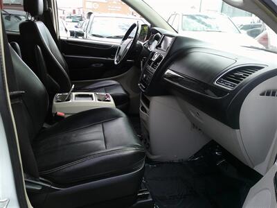 2015 Chrysler Town & Country Touring - Photo 14 - Panorama City, CA 91402