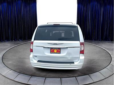 2015 Chrysler Town & Country Touring - Photo 6 - North Hills, CA 91343