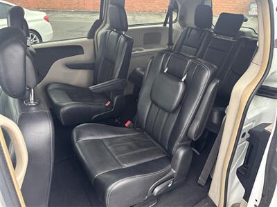2015 Chrysler Town & Country Touring - Photo 10 - North Hills, CA 91343
