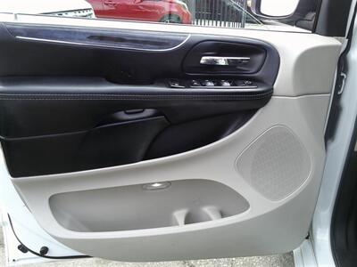 2015 Chrysler Town & Country Touring - Photo 8 - Panorama City, CA 91402