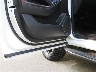 2015 GMC Yukon XL SLE   - Photo 8 - Appleton, WI 54915