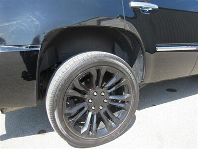 2010 Cadillac Escalade Premium   - Photo 11 - Appleton, WI 54915