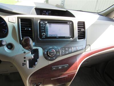 2014 Toyota Sienna XLE 8-Passenger   - Photo 15 - Appleton, WI 54915