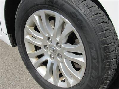 2014 Toyota Sienna XLE 8-Passenger   - Photo 9 - Appleton, WI 54915
