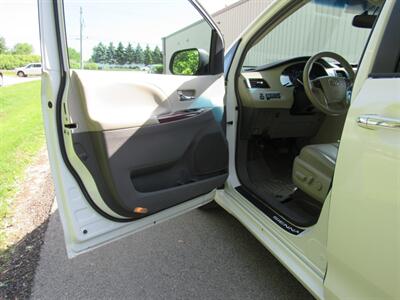 2014 Toyota Sienna XLE 8-Passenger   - Photo 11 - Appleton, WI 54915