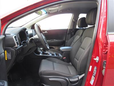 2021 Kia Sportage LX   - Photo 8 - Appleton, WI 54915