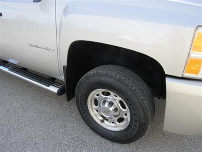 2009 Chevrolet Silverado 2500 Work Truck   - Photo 13 - Appleton, WI 54915