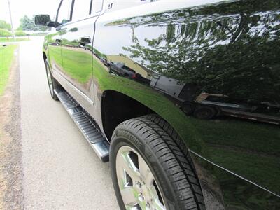 2016 Chevrolet Suburban LT   - Photo 8 - Appleton, WI 54915