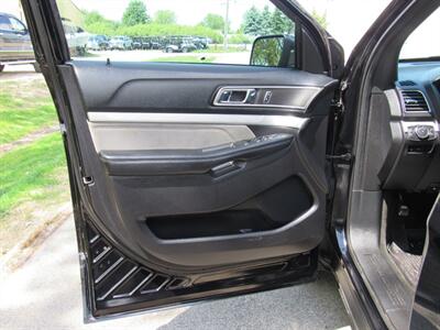 2017 Ford Explorer XLT   - Photo 9 - Appleton, WI 54915