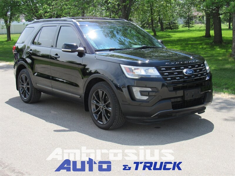2017 Ford Explorer XLT   - Photo 1 - Appleton, WI 54915