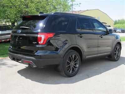 2017 Ford Explorer XLT   - Photo 6 - Appleton, WI 54915