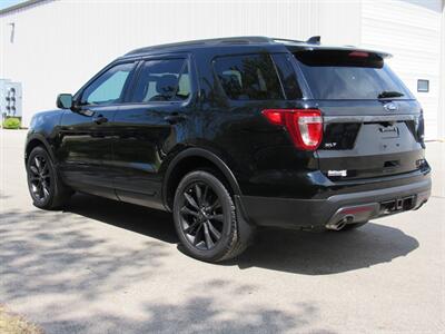 2017 Ford Explorer XLT   - Photo 7 - Appleton, WI 54915